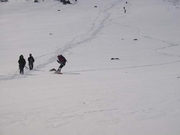 Спуск <br />
<br />
 С 1б спускались кто как мог: участники пешком, инструктора на лыжах и сноуборде.