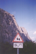 Знак 

 Вид на Форосский Кант с дороги на "перевал" Байдарские Ворота. Что может означать этот знак? Лезть туда 19 веревок? Или: "Внимание! Возможны перегибы веревки... 19 раз."