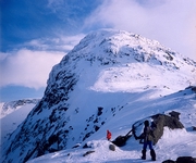 участок (10)<br />
 С перевала Ферсмана хорошо просматривается проход по снегу между скальными островами на СЗ оконечность горы Юдычвумчорр