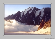 Адай 

 Вершина Адай (4410 м), левее от нее Кальтберг (4120 м), . Вид с северной ветви Цейского ледника.